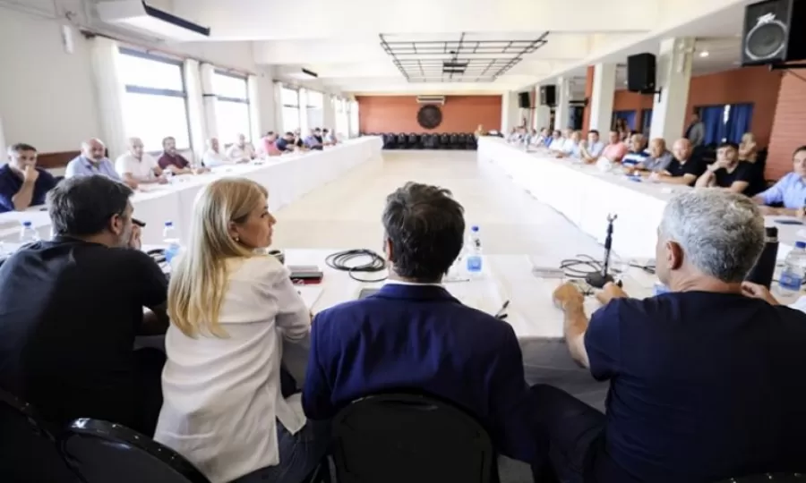 Kicillof recibi&oacute; a intendentes propios para ordenar la tropa de cara a 2026