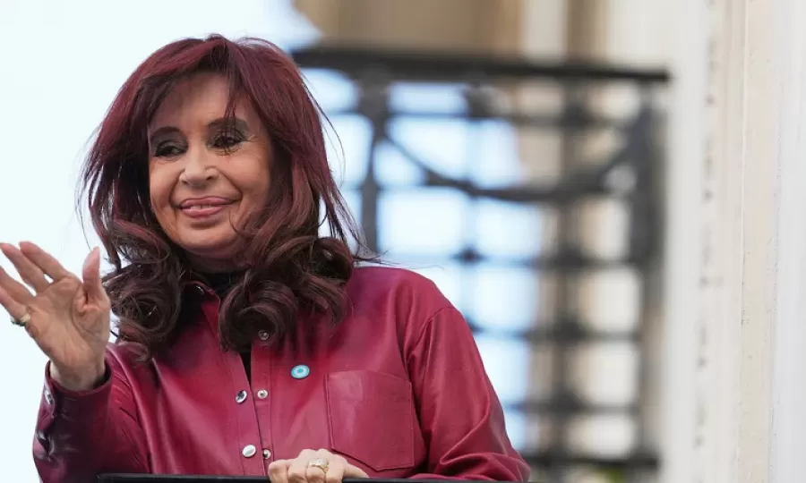 La Justicia autoriz&oacute; a Cristina Kirchner a permanecer en la terraza de San Jos&eacute; 1111 hasta dos horas por d&iacute;a