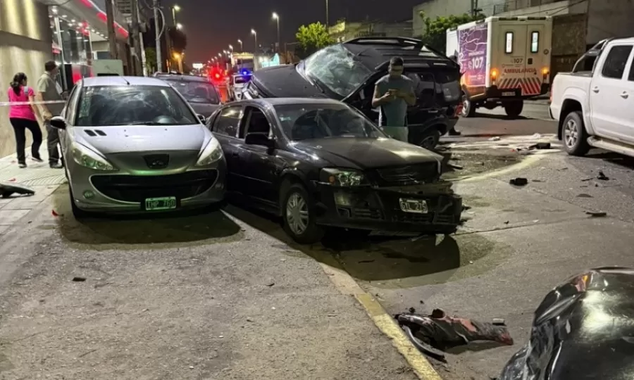 Choque m&uacute;ltiple: Una camioneta qued&oacute; encima de dos veh&iacute;culos y hay tres heridos