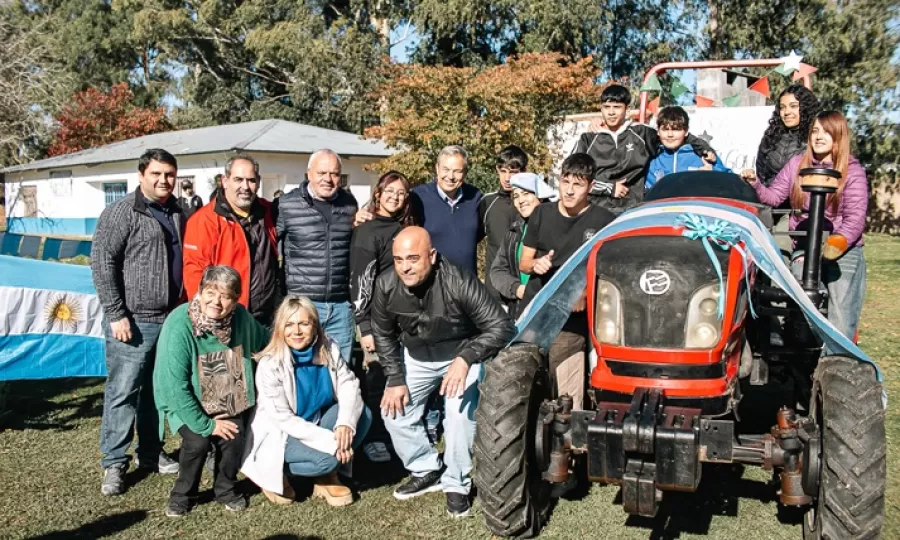 Cascallares y Eichel presentaron un tractor y maquinaria agr&iacute;cola en la escuela agraria