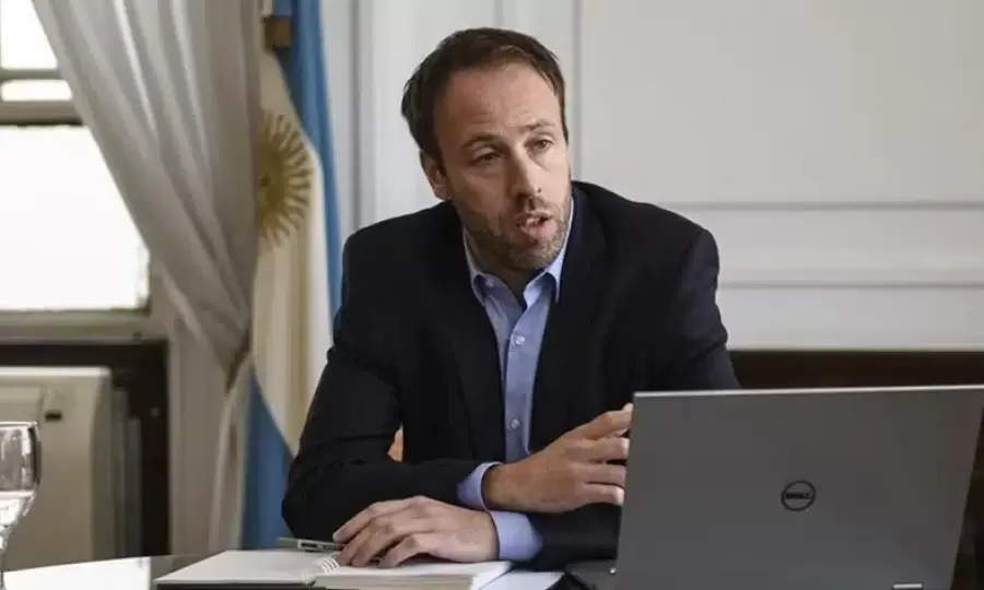 El ministro López apuntó a Milei por la caída del empleo