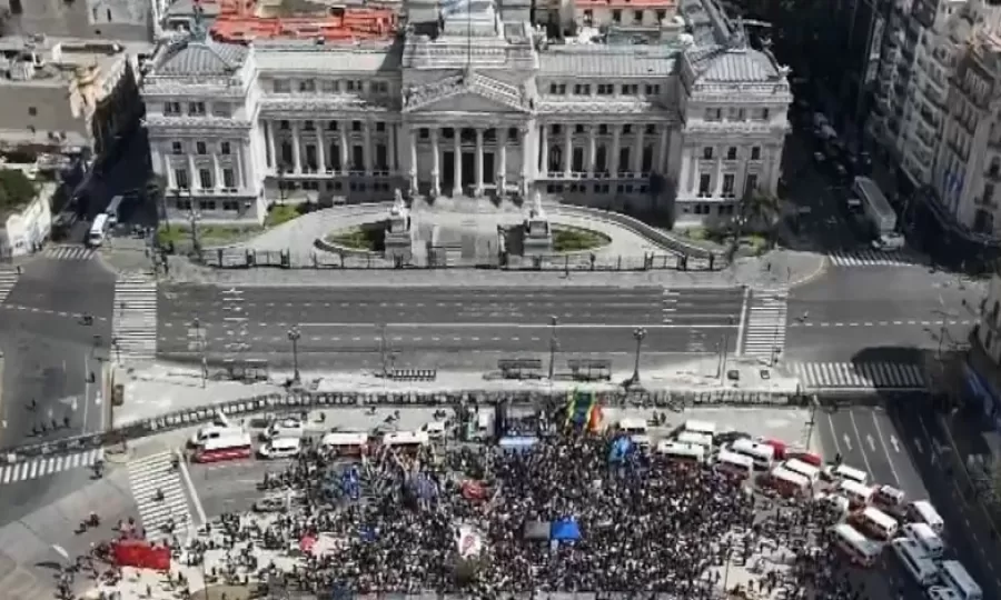 En medio de la sesi&oacute;n en Diputados, familias marcharon al Congreso para que el Gobierno cumpla con la ley de Discapacidad