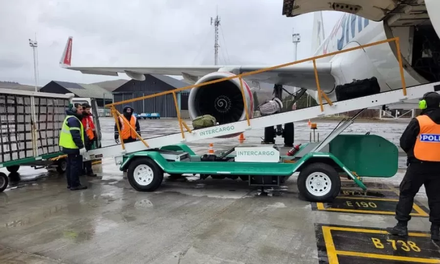 Denuncian penalmente a Milei y Caputo por Intercargo