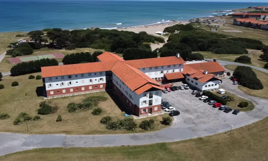 El Gobierno desaloja a los empleados del hotel de Chapadmalal y se desprende de un emblema del peronismo