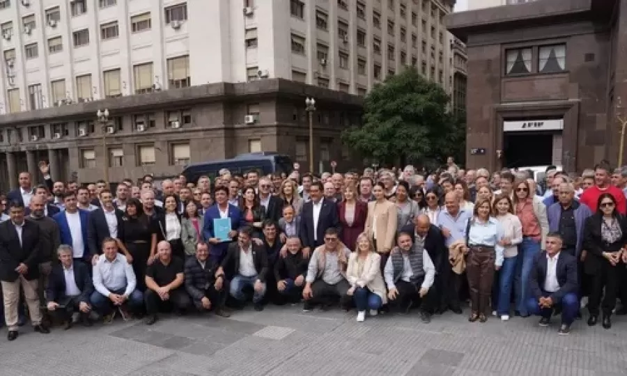 Intendentes de todo el pa&iacute;s marcharon al Ministerio de Econom&iacute;a con un duro reclamo para el Gobierno