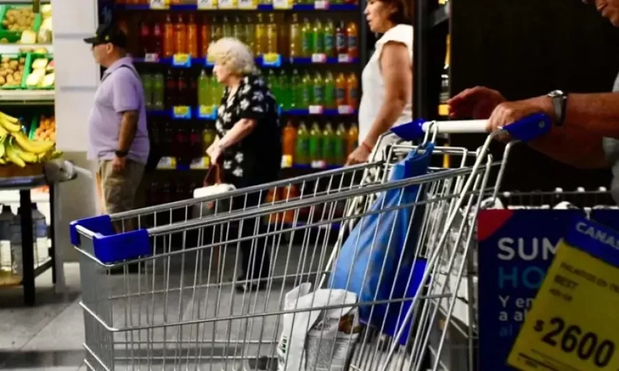 La confianza del consumidor cay&oacute; 5,7% en abril y alcanz&oacute; el peor nivel desde julio de 2024