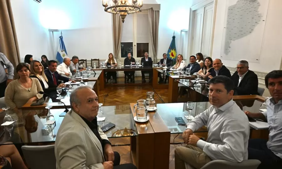 Kicillof consiguió el dictamen para el endeudamiento, sumó cargos en el Bapro y logró llevar su paquete de leyes al recinto