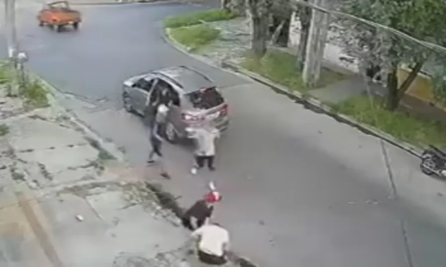 Seis delincuentes lo atacaron en la puerta de su casa y el perro de un vecino lo salv&oacute;