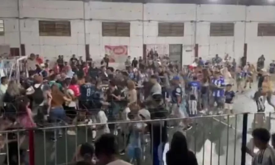Batalla campal en un partido de f&uacute;tbol infantil: los padres de los chicos se agarraron a trompadas