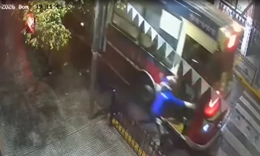 Intent&oacute; subir a un colectivo de la L&iacute;nea 266 en movimiento y muri&oacute; atropellado