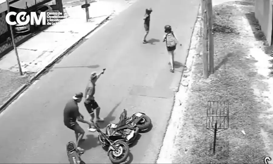 Robaron una moto a punta de pistola, quisieron huir y cayeron tras una persecuci&oacute;n