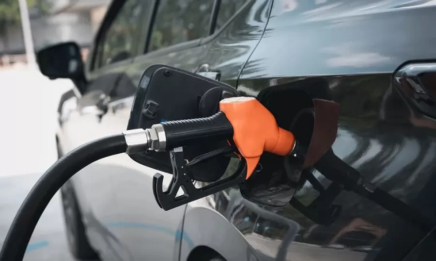 Suben hasta 5% los combustibles por la escalada del precio del petr&oacute;leo