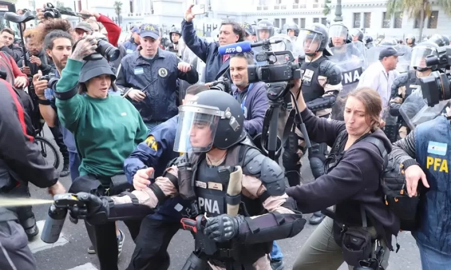 La Justicia orden&oacute; investigar la represi&oacute;n a jubilados en el Congreso