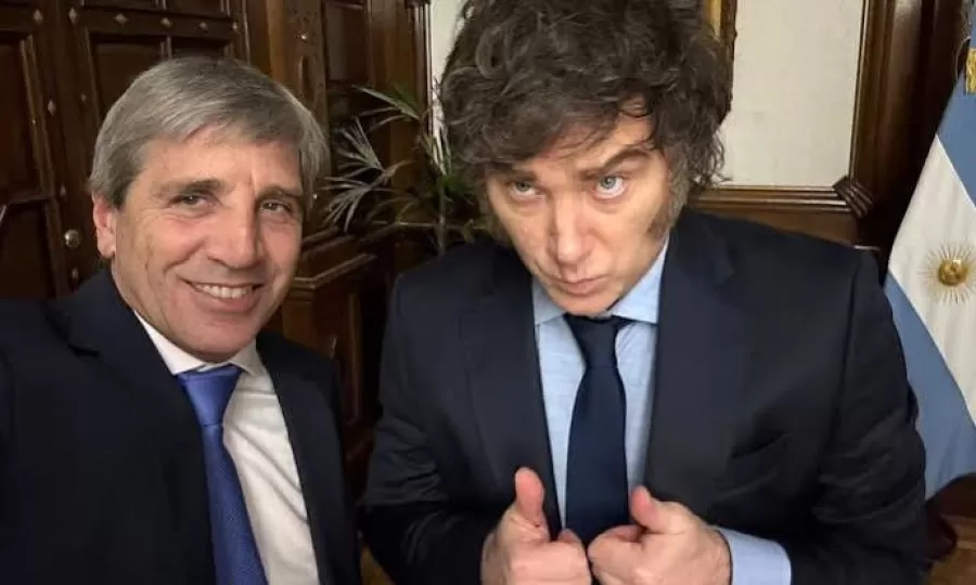 Luis Caputo reclam&oacute; una ley para castigar a los periodistas que escriban &ldquo;cosas sin sustento&rdquo; y Milei lo respald&oacute;