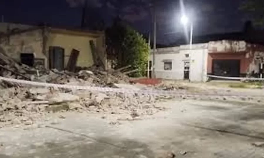 Un auto qued&oacute; aplastado tras el colapso del techo de una vivienda