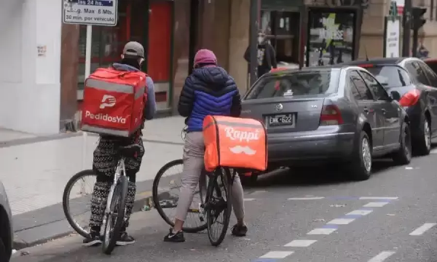 Crece el endeudamiento y alertan por tasas de hasta 700% de los repartidores de aplicaciones