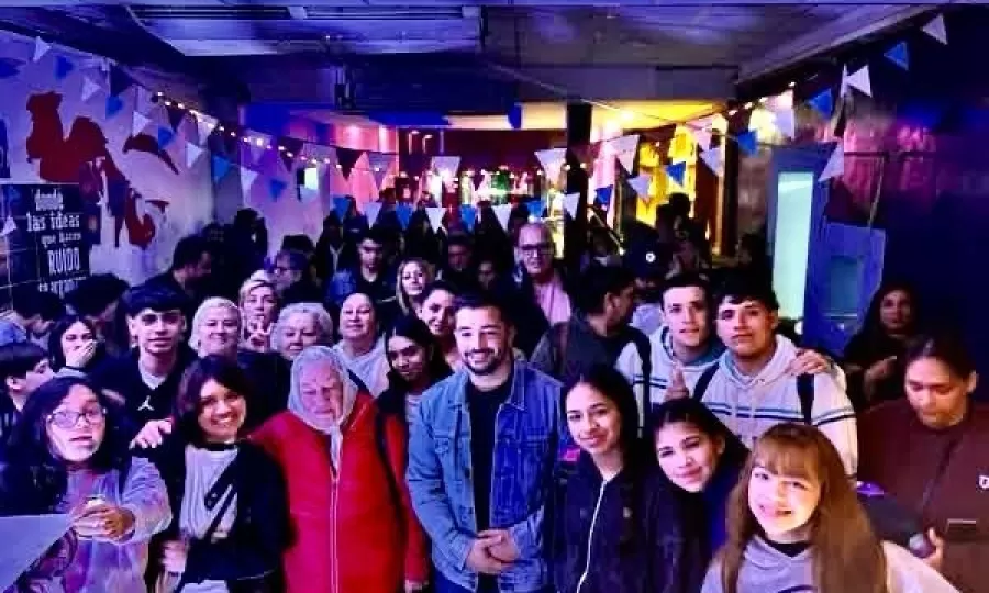 Agust&iacute;n Balladares y Carmen Arias en charla junto a vecinos