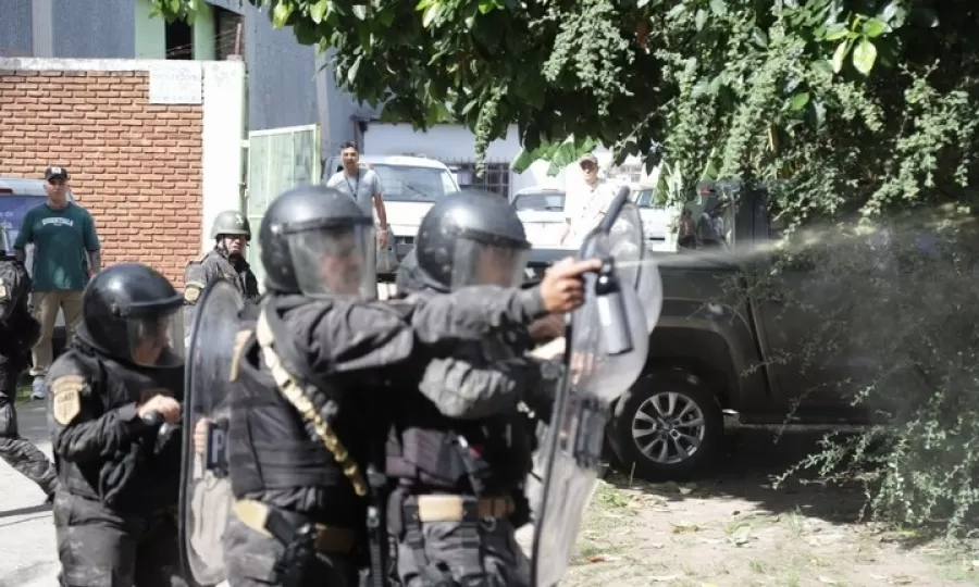 Violento enfrentamiento entre trapitos y la Polic&iacute;a: acusaciones cruzadas entre Mayra Mendoza y Juan Grabois