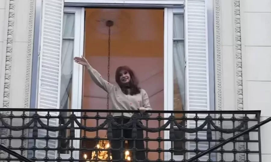 La Justicia orden&oacute; embargar el departamento donde Cristina Kirchner cumple el arresto domiciliario