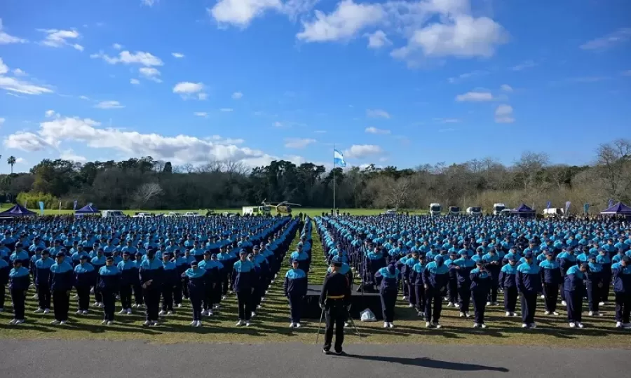 M&aacute;s de 2.000 cadetes de la polic&iacute;a provincial juraron fidelidad a la bandera nacional