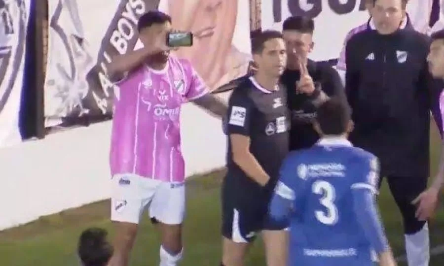 Lamolina cobr&oacute; un penal para All Boys, los jugadores le mostraron la jugada en un celular y dio marcha atr&aacute;s