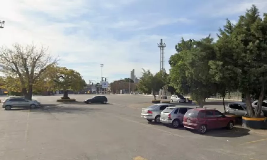 Encontraron a un hombre muerto dentro de un auto en el estacionamiento de un supermercado