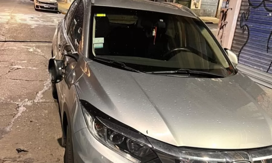 Detuvieron a un hombre acusado de romper los espejos de siete autos