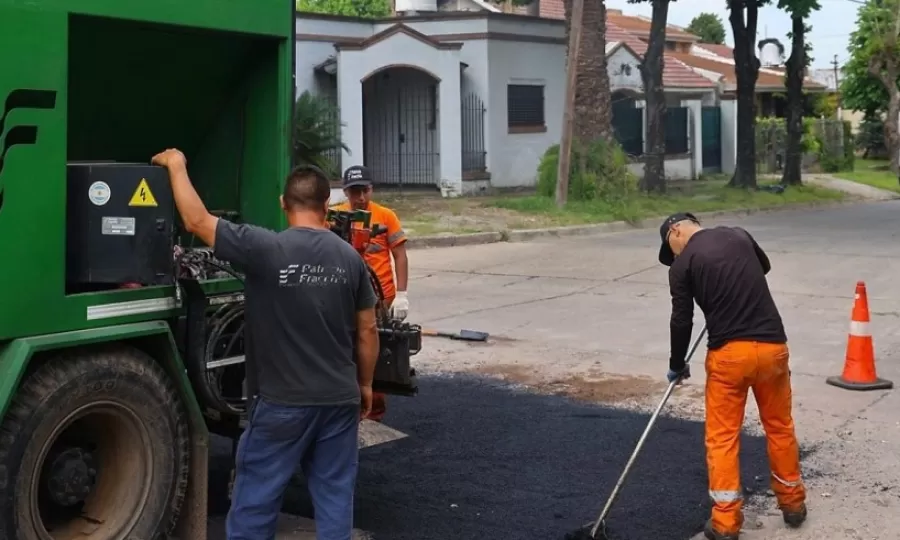 Avanzan las obras de bacheo en Luis Guillón
