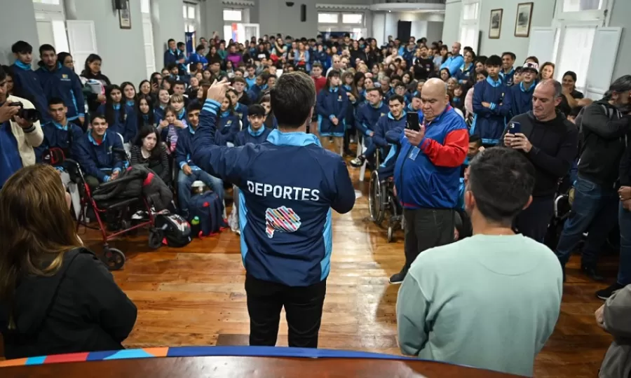 Mantegazza entreg&oacute; la indumentaria a la delegaci&oacute;n que participar&aacute; en los Juegos Bonaerenses 2026
