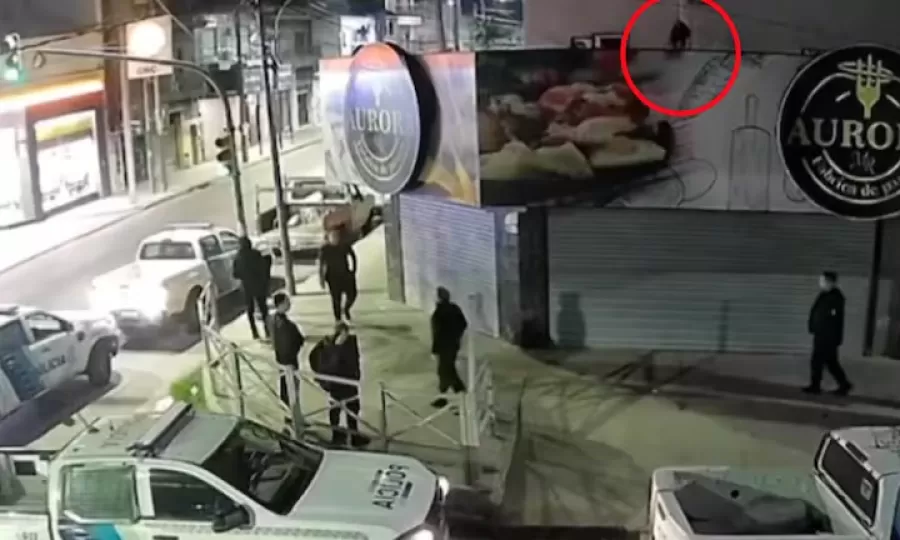 Un ladr&oacute;n entr&oacute; a robar a una f&aacute;brica de pastas, habl&oacute; con la polic&iacute;a y escap&oacute; por los techos
