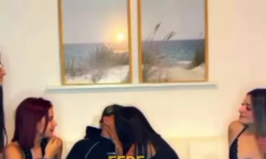 Thiago Medina a los besos con una streamer