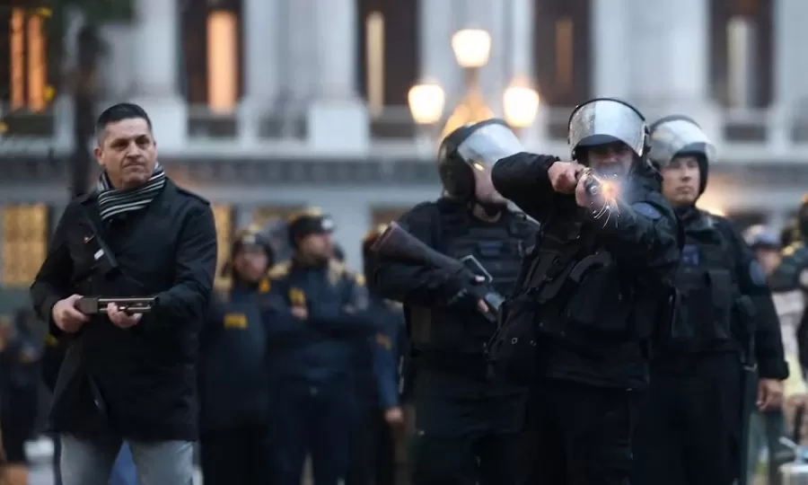Denuncian a Alejandra Monteoliva y a un comisario de la Polic&iacute;a Federal por la represi&oacute;n frente al Congreso