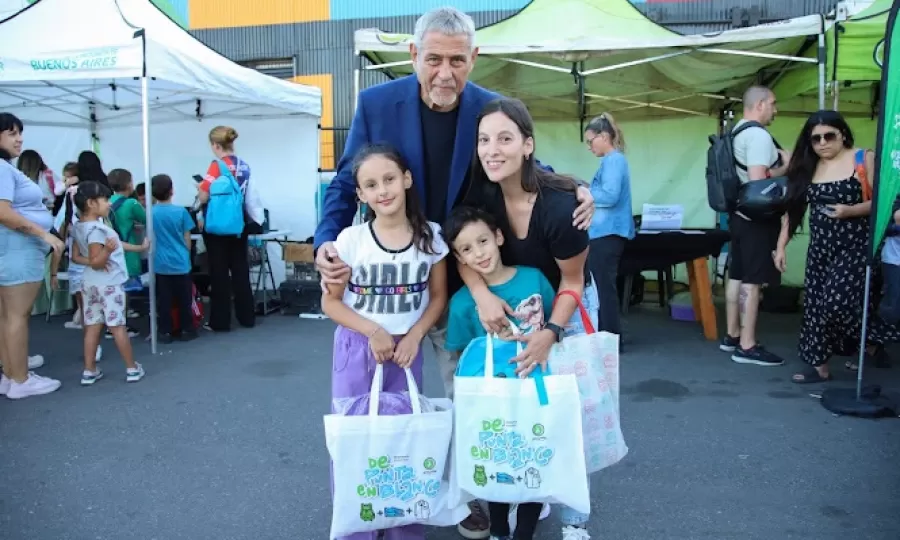 Jorge Ferraresi entreg&oacute; kits &ldquo;De Punta En Blanco&rdquo; en el Parque La Estaci&oacute;n