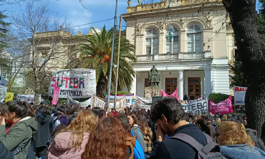 Un sector de los docentes bonaerenses protest&oacute; en Educaci&oacute;n