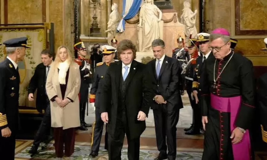 El Gobierno recibi&oacute; con incomodidad las cr&iacute;ticas de Garc&iacute;a Cuerva y busca bajar la tensi&oacute;n antes de la visita de Le&oacute;n XIV