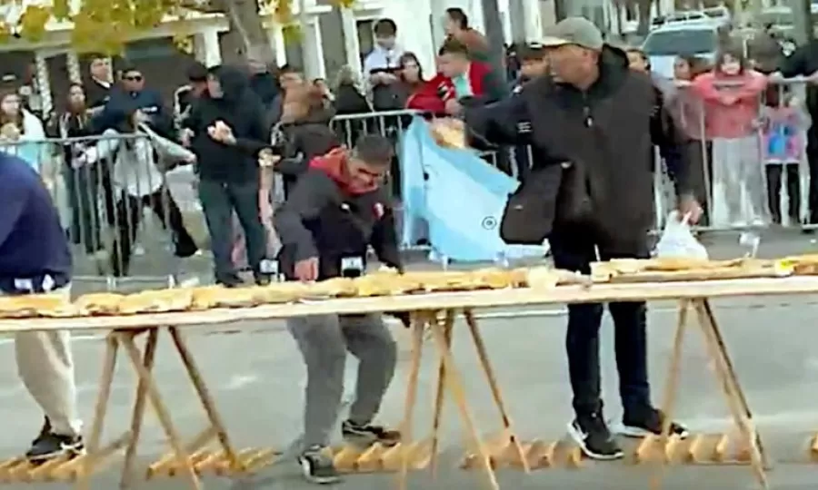 Caos por un s&aacute;ndwich gigante de matambre a la pizza