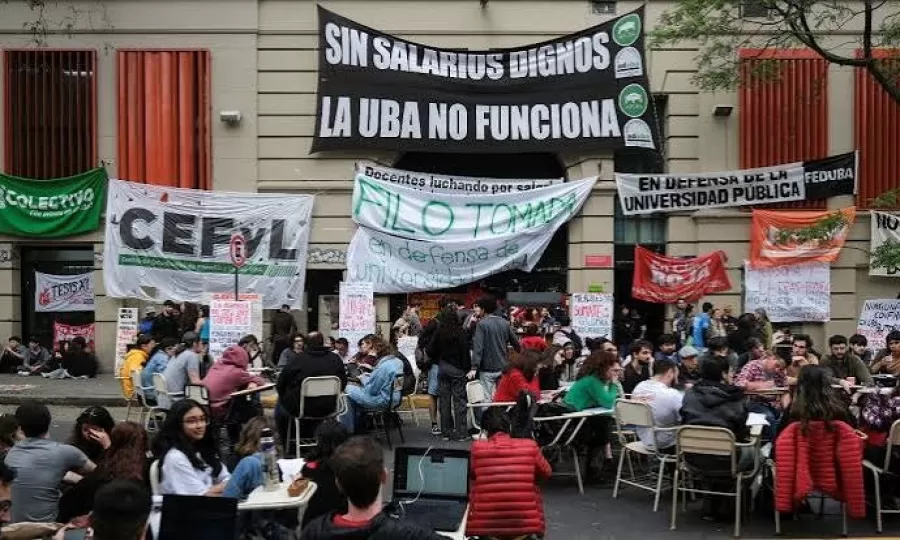 Los rectores se re&uacute;nen en Plaza de Mayo para reclamar que el Gobierno cumpla la Ley de Financiamiento Universitario