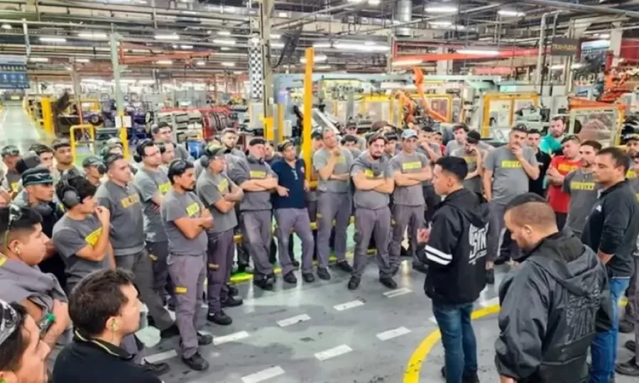 Pirelli frena su planta de Merlo, suspende a 650 operarios y recortar&aacute; salarios un 30%