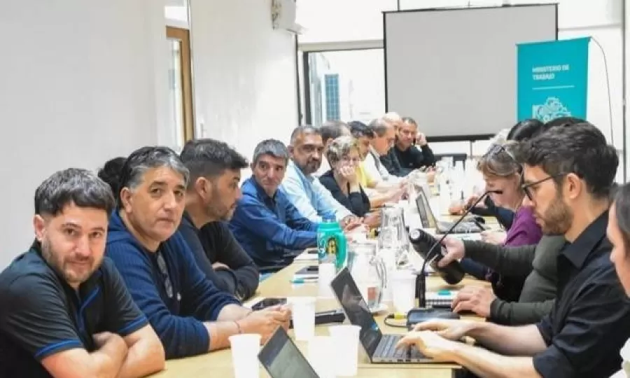 Kicillof convoc&oacute; a los gremios estatales para iniciar la discusi&oacute;n salarial de 2026