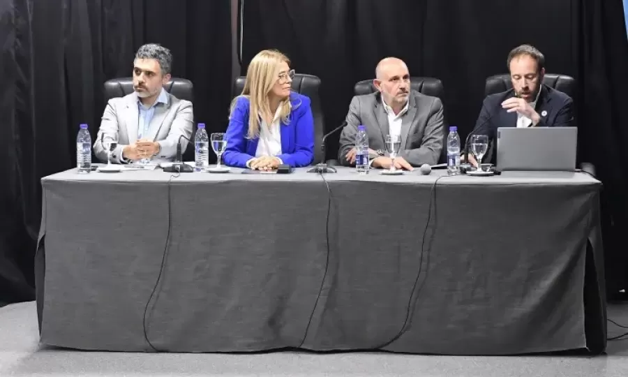 López ratificó ante los legisladores que la situación económica “es de emergencia”