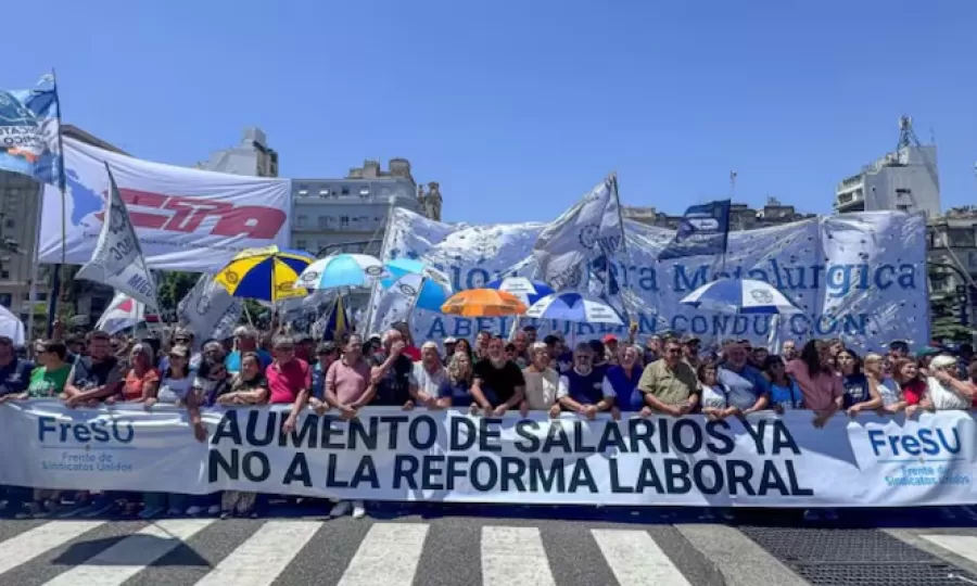 Sin la CGT, los gremios combativos y la izquierda marchan al Congreso contra la reforma laboral