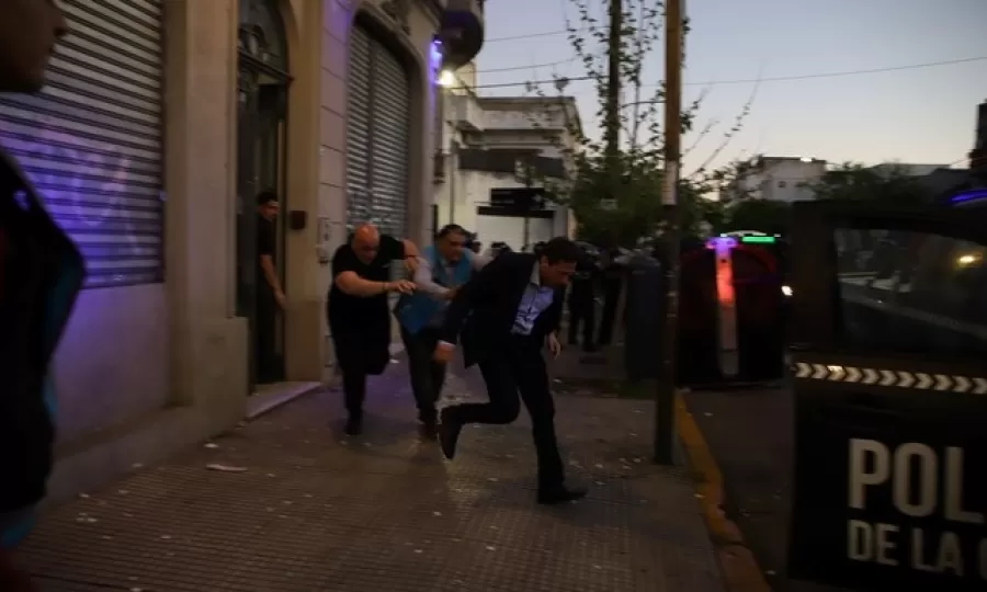 Moretti recibió insultos de los hinchas y se fue en una camioneta de la Policía