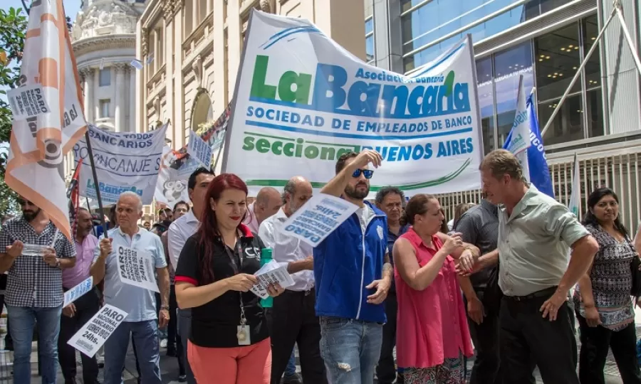 Trabajadores del Banco Central convocan un paro contra los despidos de Milei