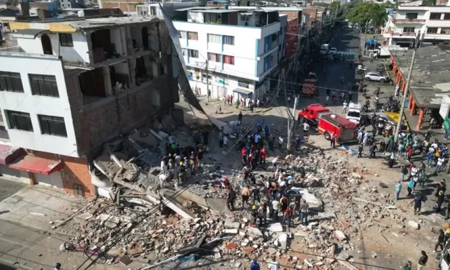 Ascienden a 240 los fallecidos y buscan a miles de sobrevivientes entre los escombros