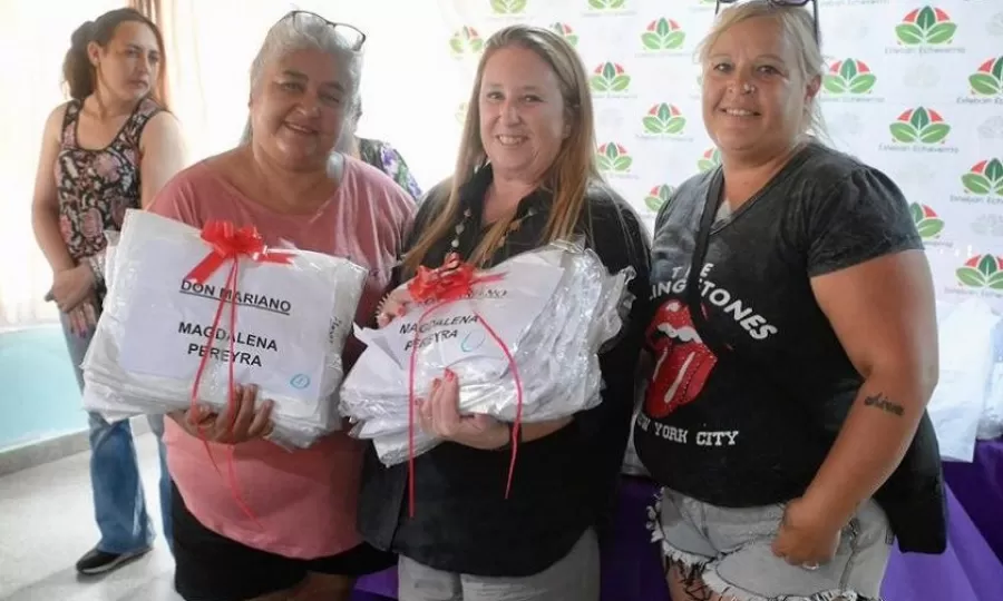 El Municipio contin&uacute;a con la entrega de guardapolvos para  chicos del distrito