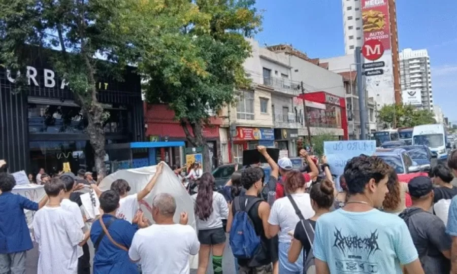Protesta de la comunidad educativa del Colegio Kennedy frente al municipio