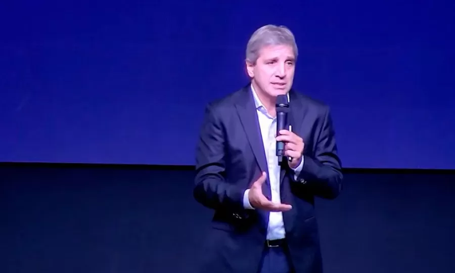 El exabrupto de Caputo: "A los que piden devaluar me dan ganas de cagarlos a patadas en el culo"