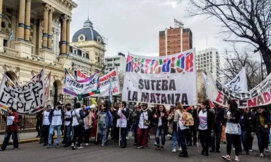 Docentes bonaerenses de SUTEBA Multicolor convocan un paro contra Kicillof