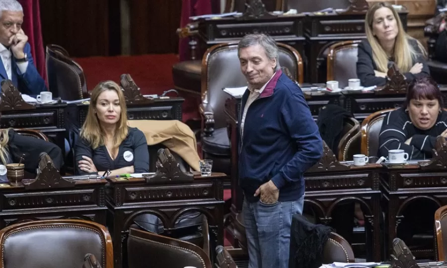 M&aacute;ximo Kirchner propone un nuevo impuesto a la salida de capitales y abre otra disputa fiscal con Javier Milei