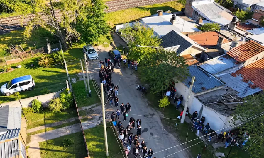 Miles de personas hicieron m&aacute;s de diez cuadras de fila para conseguir trabajo en un mayorista de alimentos